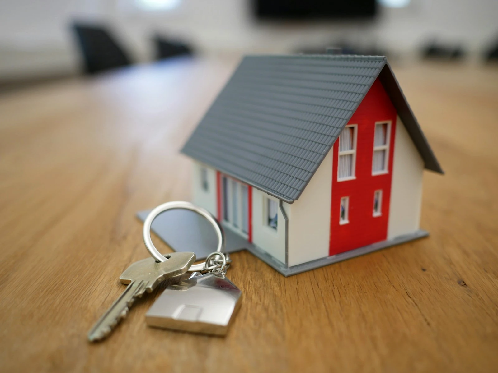 Asesores inmobiliarios revisando contratos y certeza legal