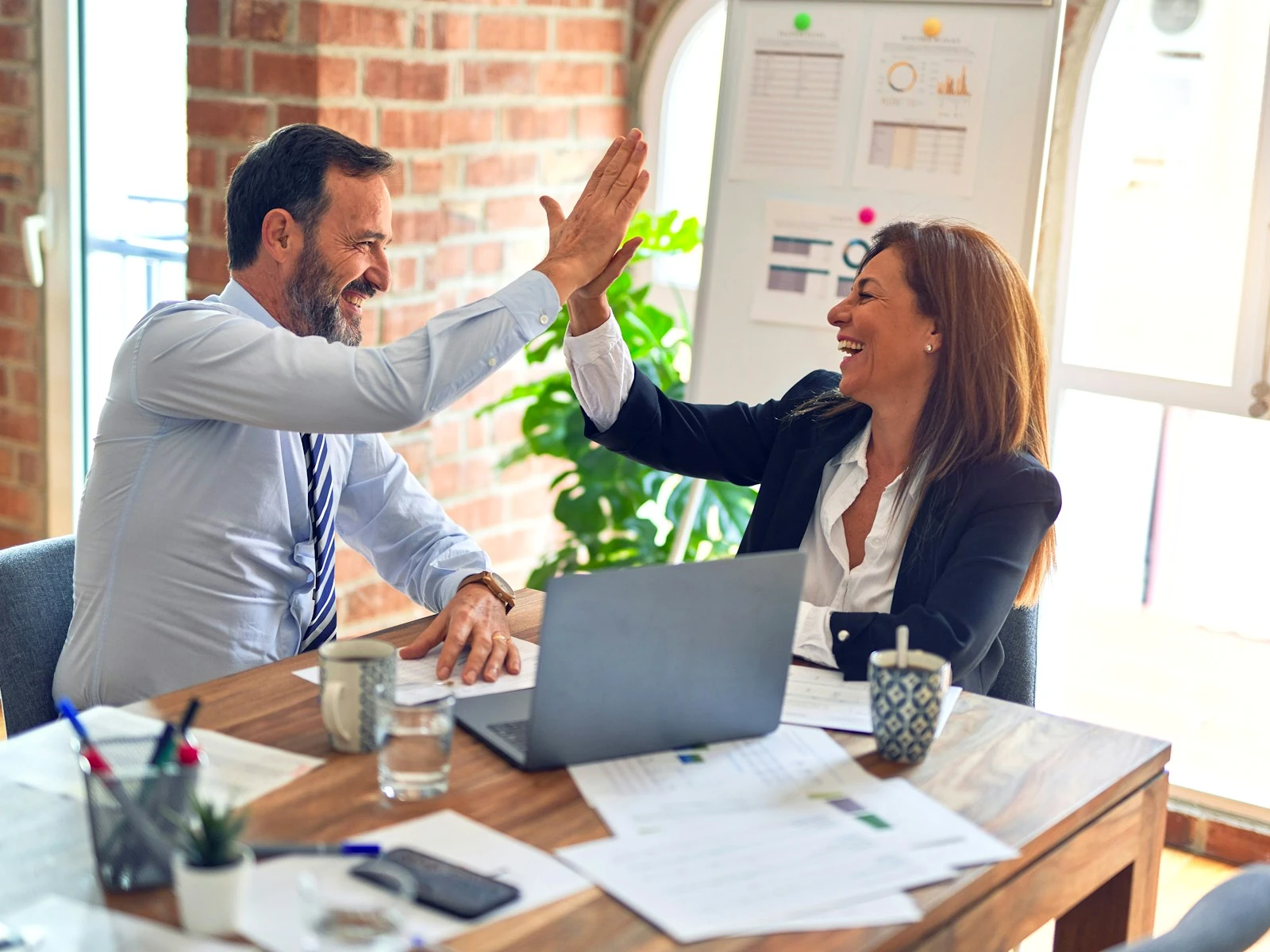 Asesores inmobiliarios analizando proyectos y métricas